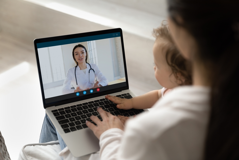 Young,Female,Pediatrician,Giving,Consultation,To,New,Mom,From,Laptop