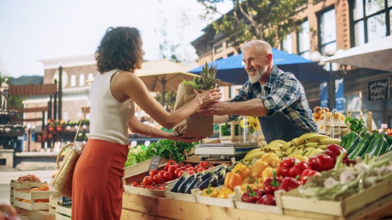 Persone che fanno la spesa al mercato locale