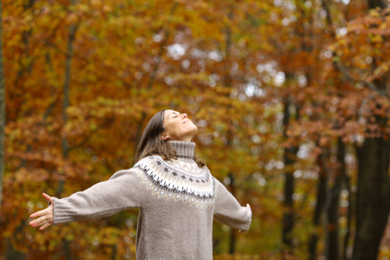 persona che cammina nel parco in autunno per rafforzare le difese immunitarie