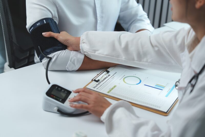 persona che cammina per la salute cardiovascolare