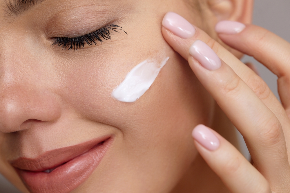 ragazza con dermorexia usa troppi prodotti skincare