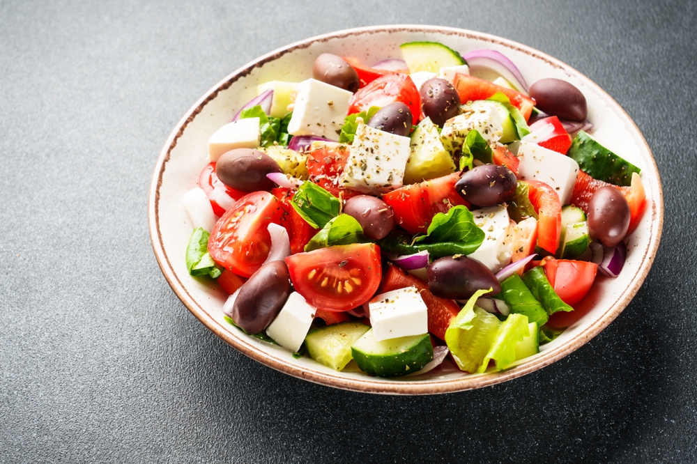 Dieta mediterranea con alimenti freschi e stagionali