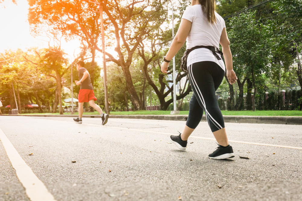 Caldo e circolazione delle gambe durante una passeggiata estiva