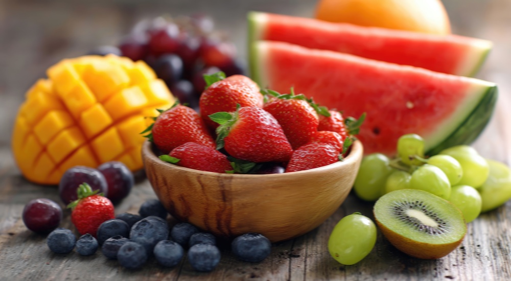 Alimentazione contro il caldo con frutta, verdura e acqua