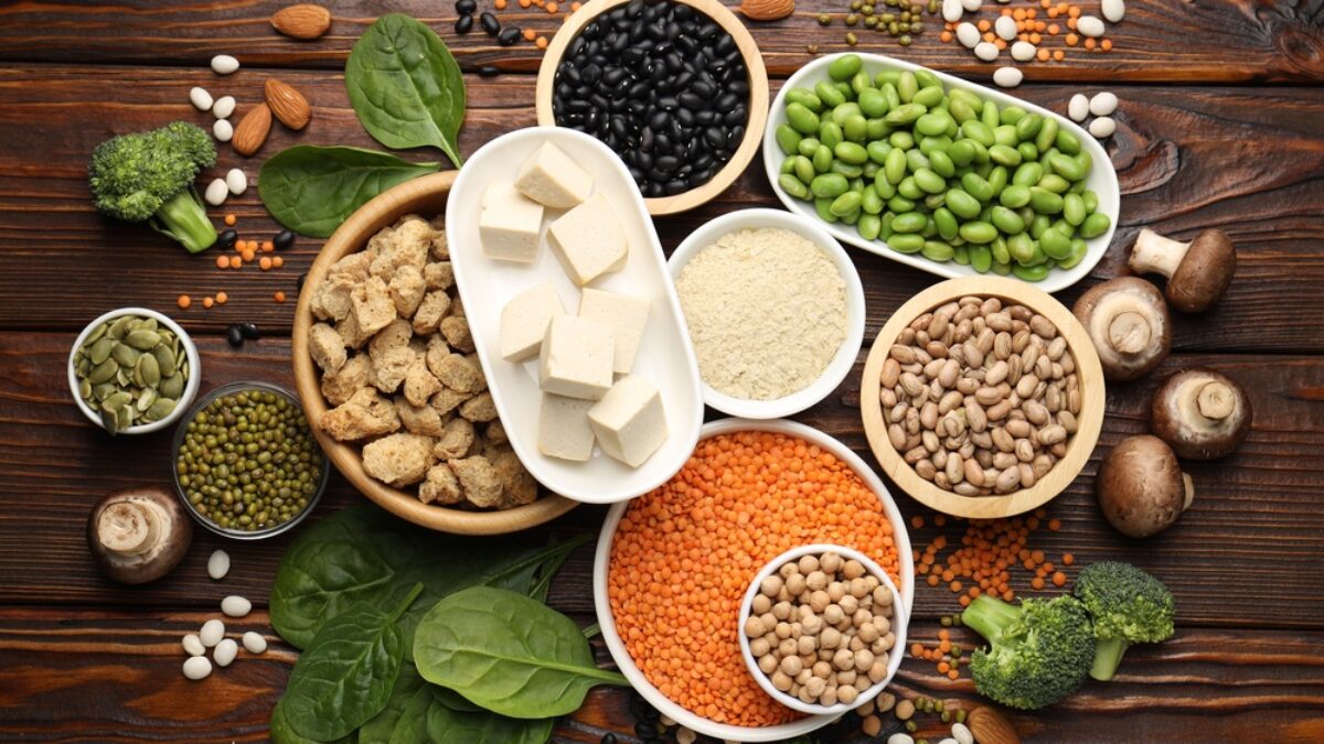 Proteine e qualità alimentare con pesce, uova, legumi e frutta secca